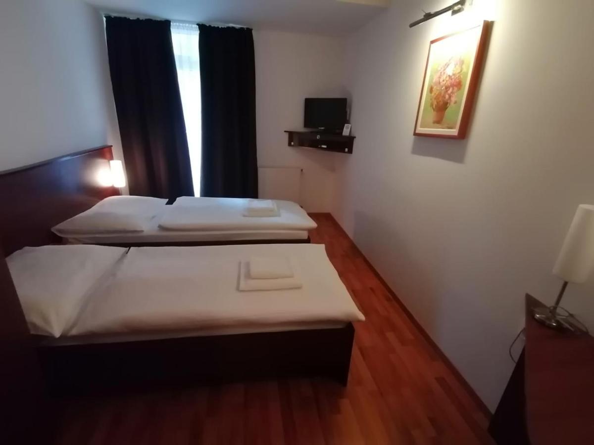 Hotel Arli Senica Dış mekan fotoğraf